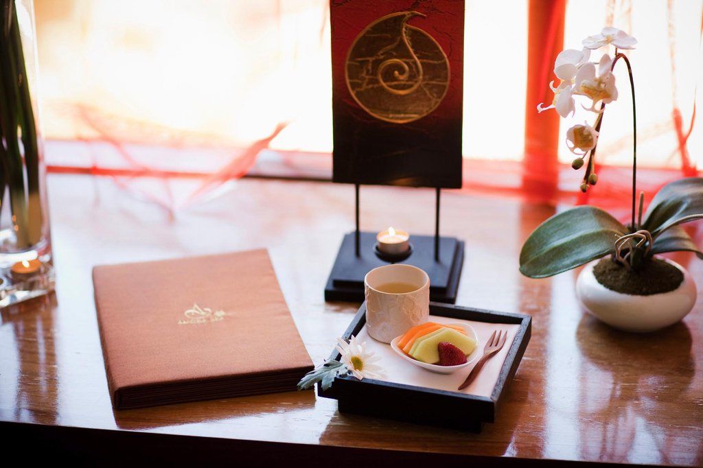 Amora Hotel Jamison Сідней Екстер'єр фото The photo shows a beautifully arranged setting featuring a small dessert display set on a tray. There is a small cup, possibly containing a drink or sauce, alongside a colorful dessert that appears to have layers. The tray is placed on a wooden table